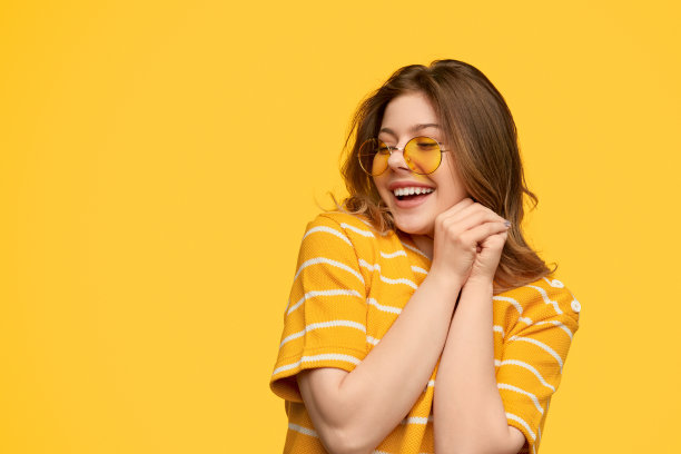 高兴的女士为好消息而高兴图片下载