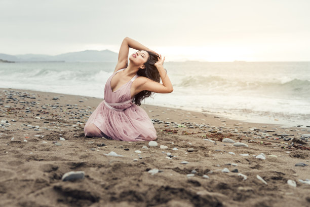 一个拉丁女孩在沙滩上摆姿势图片下载