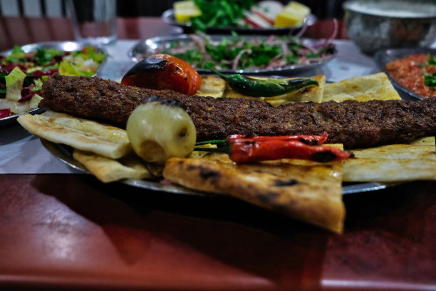 土耳其的阿达纳烤肉串。传统土耳其食物，木桌上的烤肉串。图片下载