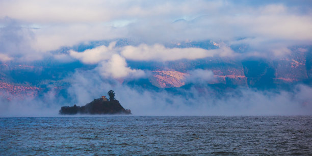 雨后清晨在泸沽湖，云南图片下载
