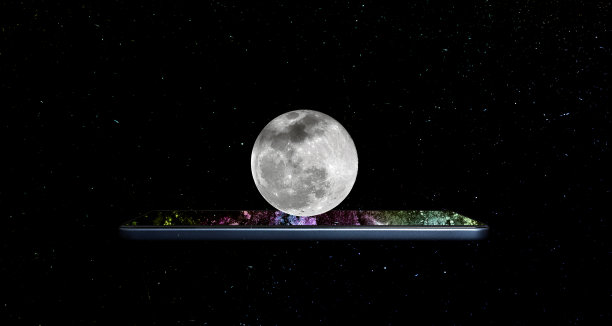 一款现代智能手机的创意3D照片，上面挂着一轮满月，在星空中翱翔。外太空中挂在现代手机上的满月。图片下载