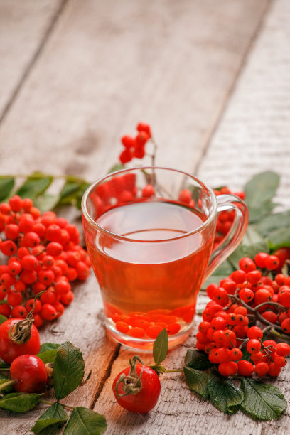 舒适的秋天，冬天，秋天的照片与一个热杯红茶在复古的木制背景，复制空间。季节性气候变暖的饮料图片下载