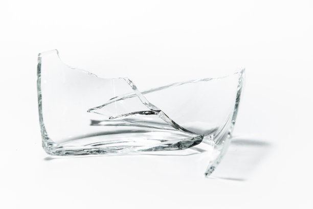 部分破碎的杯罐玻璃隔离在白色背景上图片下载