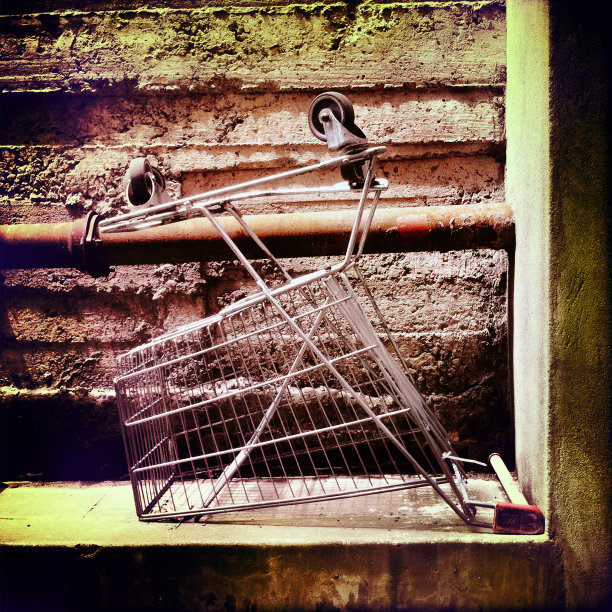 废弃和丢弃的金属购物手推车图片下载