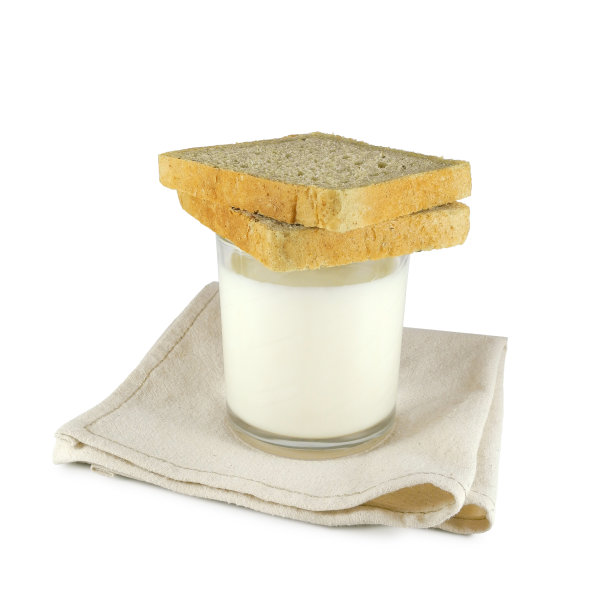 一杯牛奶或酸奶和面包片分开图片下载