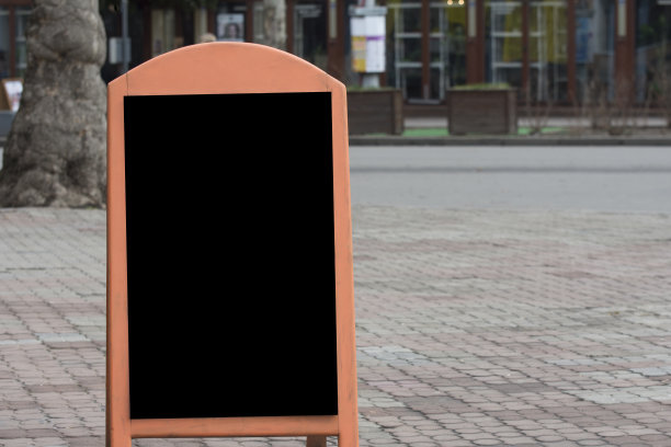 在城市街道上做快餐、快餐、咖啡广告的木板。图片下载