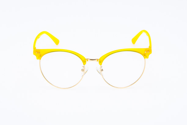 时尚太阳镜黄色框架上的白色背景。图片下载