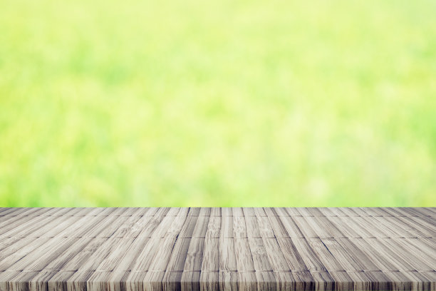 空的视角，棕色木板，木制板模拟展示架与抽象美丽的自然模糊的绿色背景。图片下载