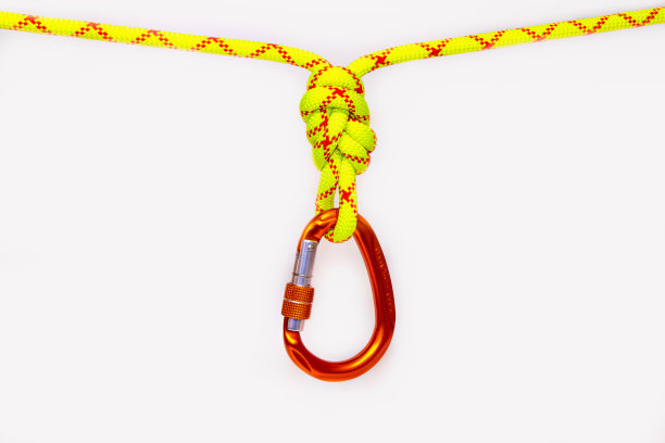 新红色椭圆形旅游登山卡枪从双数字八八结挂起。用于个人确保的绿色拉伸绳。自我保险的胡子。在白色背景上隔离图片下载