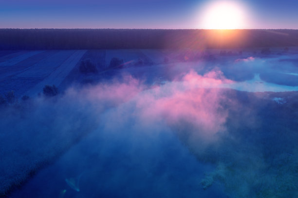 清晨有雾，乡间日出。早春田园风光。鸟瞰图图片下载