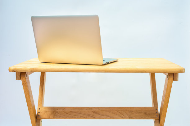 笔记本电脑放在木桌上图片下载