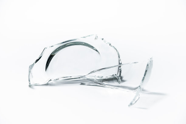 部分破碎的杯罐玻璃隔离在白色背景上图片下载