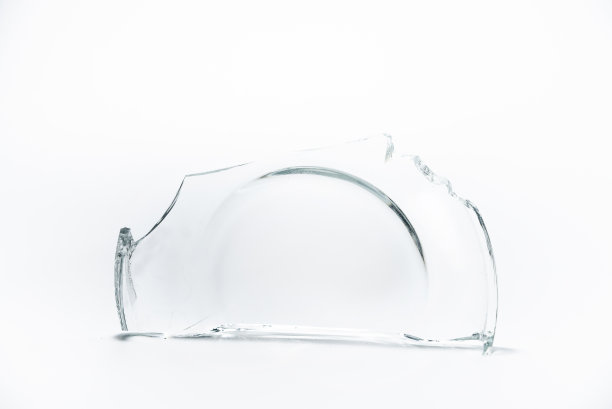 部分破碎的杯罐玻璃隔离在白色背景上图片下载