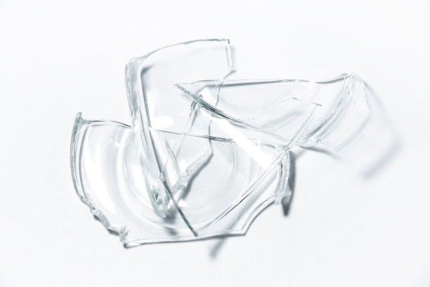 部分破碎的杯罐玻璃隔离在白色背景上图片下载