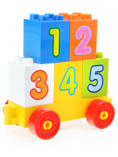 白色背景上有大量不同颜色的儿童塑料建筑工具包。从小学习算术和数学。儿童学习数字的玩具图片下载
