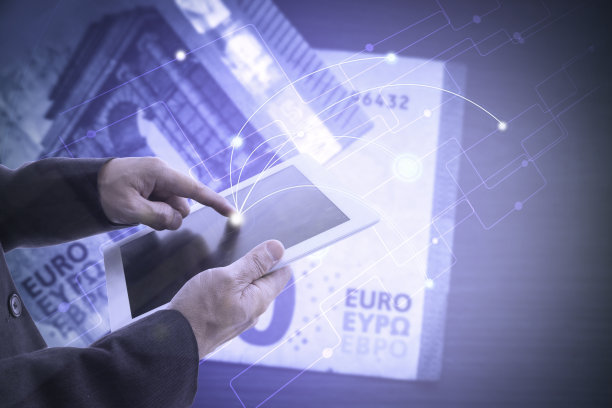 商人用手指在平板电脑屏幕上进行数字金融在线交易图片下载