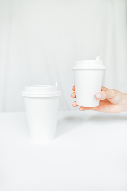 女性手握咖啡纸杯的模型。图片下载