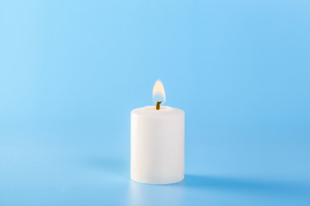 蓝色背景上的白色蜡烛图片下载