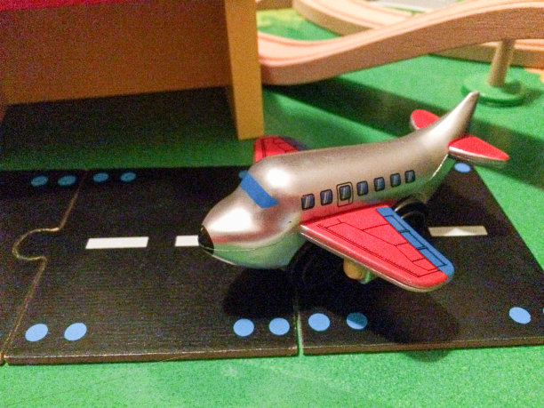 飞机在玩具城的机场跑道上玩迷你小镇图片下载
