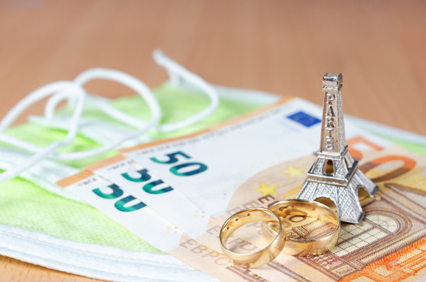 关于2019冠状病毒感染期间推迟和重新规划法国蜜月的概念。图片下载