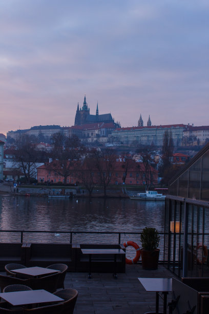 布拉格伏尔塔瓦河的夜景。旅行的照片。夜晚的城市。Ð捷克共和国首都。古建筑倒映在江中。黄昏中的古老欧洲小镇。晚上的游船。图片下载