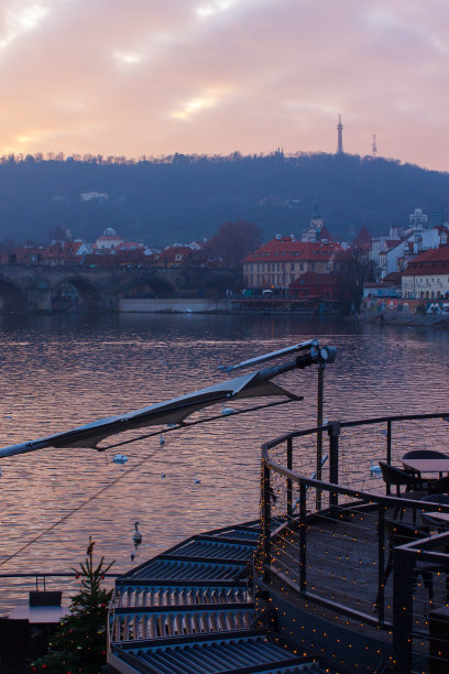 布拉格伏尔塔瓦河的夜景。旅行的照片。夜晚的城市。Ð捷克共和国首都。古建筑倒映在江中。黄昏中的古老欧洲小镇。晚上的游船。图片下载