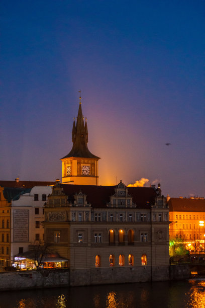 布拉格伏尔塔瓦河的夜景。旅行的照片。夜晚的城市。Ð捷克共和国首都。古建筑倒映在江中。黄昏中的古老欧洲小镇。晚上的游船。图片下载