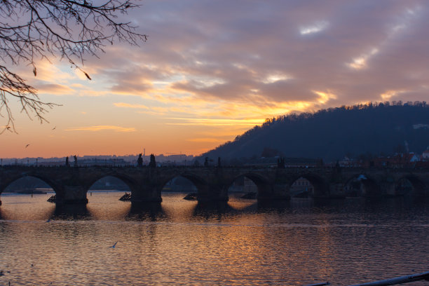 布拉格伏尔塔瓦河的夜景。旅行的照片。夜晚的城市。Ð捷克共和国首都。古建筑倒映在江中。黄昏中的古老欧洲小镇。晚上的游船。图片下载