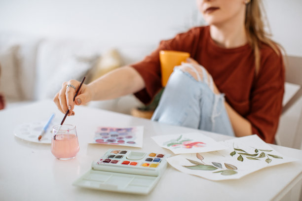 爱好休闲女艺术家绘画工作坊图片下载