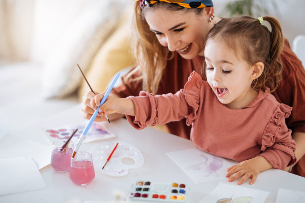 年轻的母亲和女儿在家里玩的时间图片下载