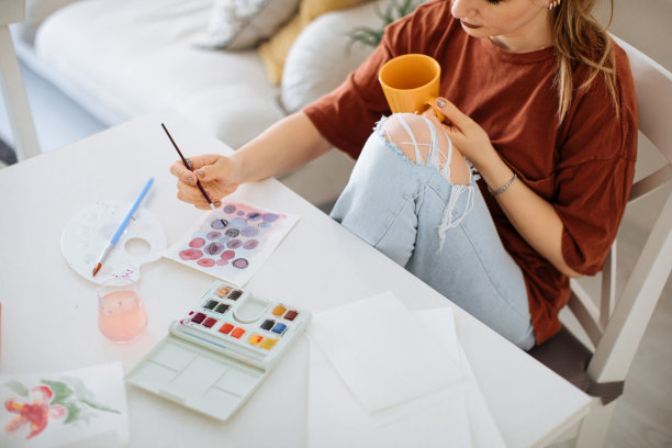 爱好休闲女艺术家绘画工作坊图片下载