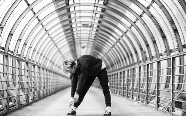 一个男人在户外运动服装单色照片图片下载