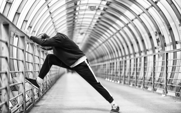 一个男人在户外运动服装单色照片图片下载