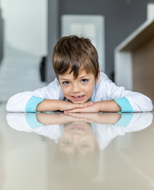 一个小男孩躺在地板上图片下载