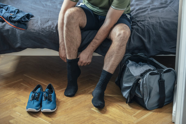 一个面目全非的运动员穿着袜子去户外运动图片下载