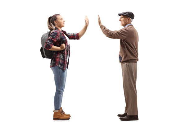 一位女学生与一位老人击掌打招呼图片下载