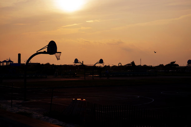橙色夕阳下的篮球场图片下载