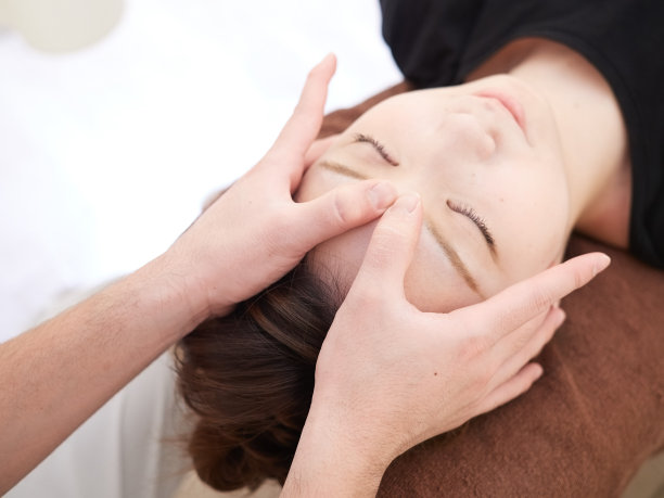 一位日本女士在整体诊所接受面部按摩图片下载