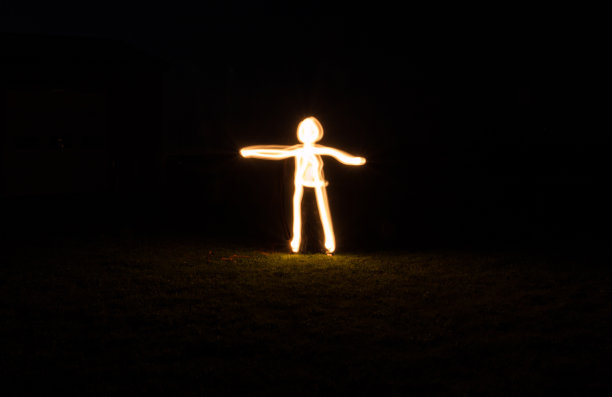 在夜里发光的人图片下载