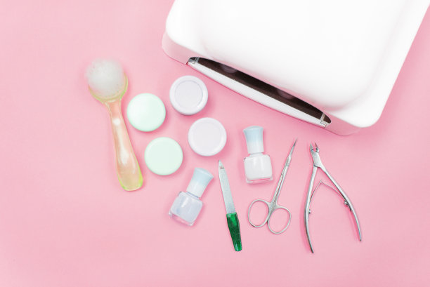 美甲-创造工具，凝胶抛光，所有的指甲治疗，美丽的概念，护理。沙龙旗帜粉色背景图片下载