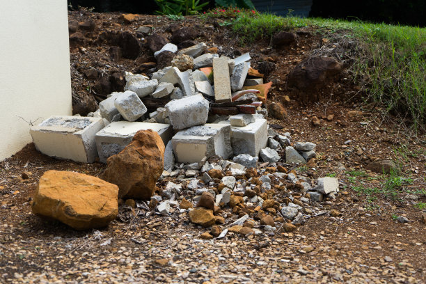 砖块、岩石和建筑瓦砾堆图片下载