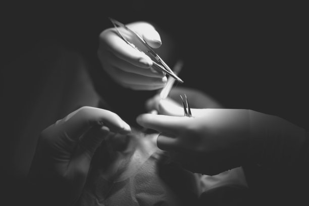 医生的手与工具图片下载