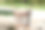 一个古老的木桶悬挂在一个井的特写图片下载