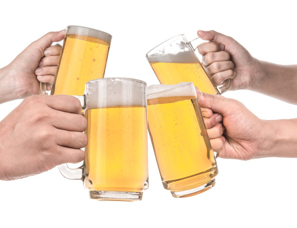 四个人举着啤酒杯，彼此孤立图片下载
