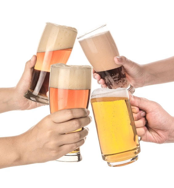 四个人拿着一个啤酒杯孤立在白色图片下载