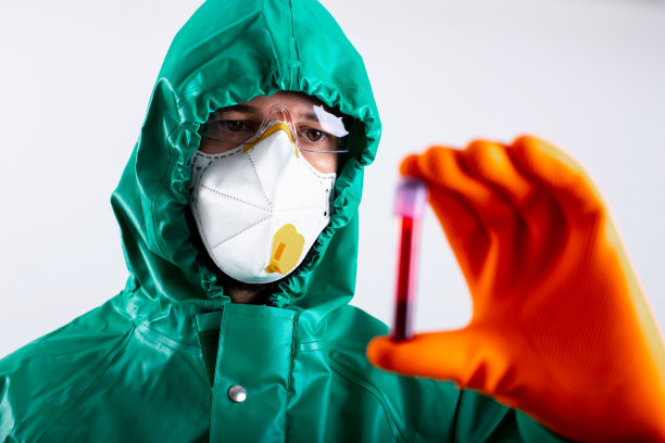 实验室库存照片中忙碌的COVID-19检测专家图片下载