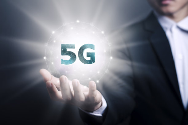 5G网络：亚洲男商人签约高速新网络图片下载