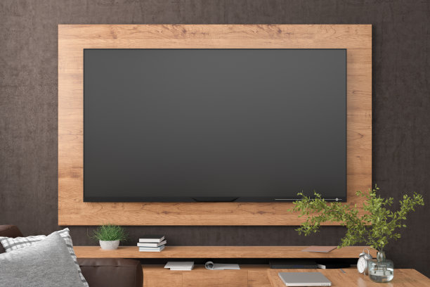 电视屏幕上的墙壁与木板上方的橱柜在现代客厅图片下载