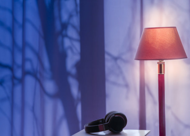 一盏闪亮的灯和耳机图片下载