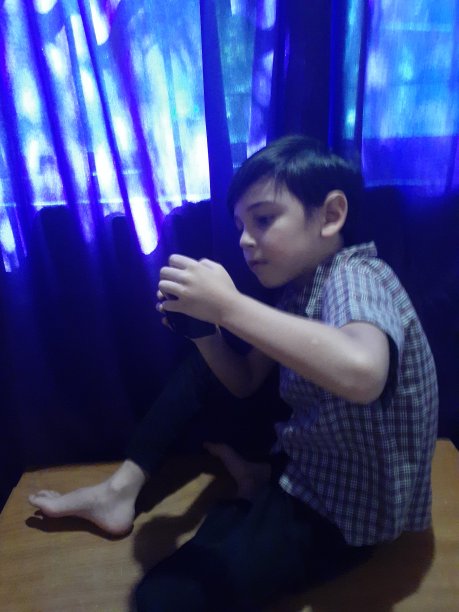 年轻的西班牙男孩用他的相机拍照图片下载